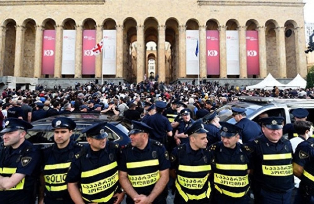 Tbilisidə etiraz aksiyası iştirakçıları və polis arasında qarşıdurma yaranıb
