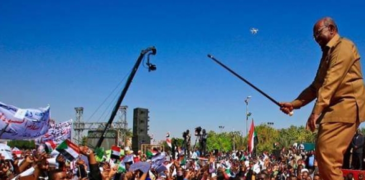 Sudan prezidenti geri addım atdı - 'Postu gənclərə təhvil verəcəyəm'