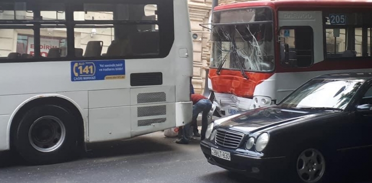 Bakıda zəncirvari qəza - 3 avtobus toqquşdu 
