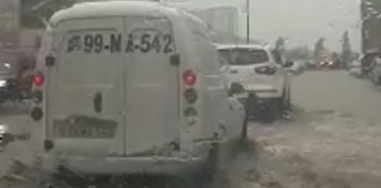 Yağış Bakıda yolları iflic etdi - Video