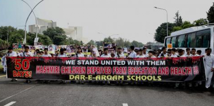 Pakistanda minlərlə uşaq dünya birliyinə çağırış etdi