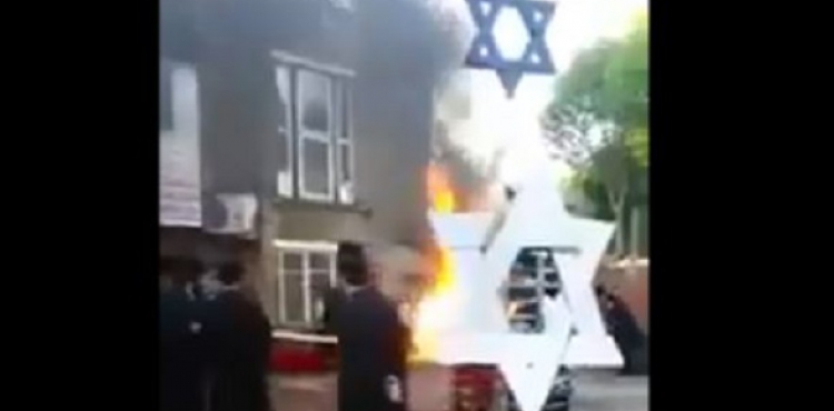 Yəhudi tələbələr Londonda sionizm ulduzunu yandırdılar - Video  