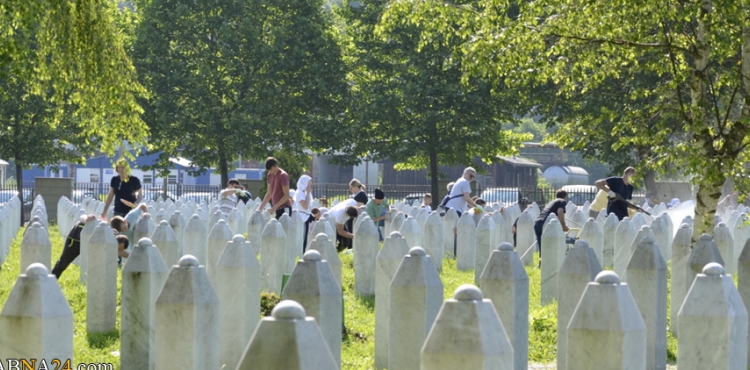 Srebrenitsa qırğınında ölənlərin xatirəsi anılır