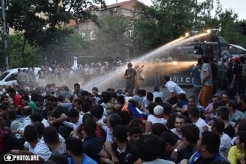 Yerevanda müxalifətin nümayişi dağıdılıb: 60 nəfər xəsarət alıb, 100 nəfər saxlanılıb  