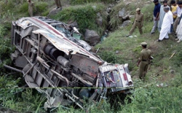  Hindistanda avtobusun körpüdən aşması nəticəsində 15 nəfər həlak olub