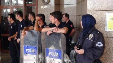 İzmirdə ilk hicablı polis