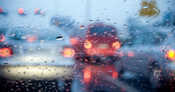 İntensiv yağış Bakıda nəqliyyatın hərəkətini iflic edib