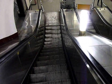 İstanbul metrosunda dəhşət: 9 yaşlı uşağın ayağı eskalatorun arasında qaldı (VİDEO)