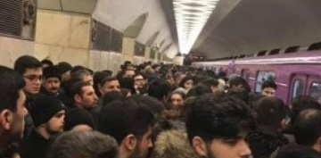 Metroda sıxlıq: qatarların intervalında gecikmə olub