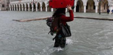 Venesiyada daşqınla bağlı təbii fəlakət rejimi elan olunub