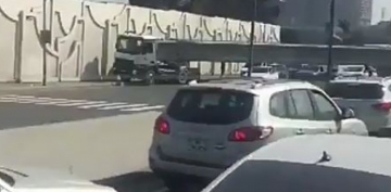 Bakıda beton daşıyan yük avtomobili qəza törətdi - Şəhərə giriş bağlandı (VİDEO)