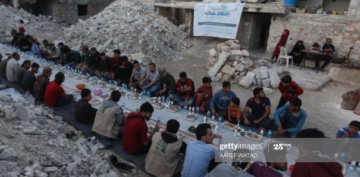 Suriyada dağılmış evlər arasında uzun iftar süfrəsi - FOTO