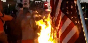 ABŞ-da etirazçılar Amerika bayrağını yandırdılar - Video