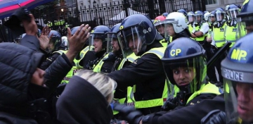 Londonda nümayişçilərlə polis arasında qarşıdurma - VIDEO 