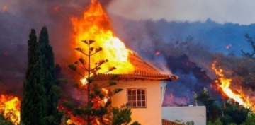 Kanar adalarındakı vulkan 100-dən çox evi yandırıb