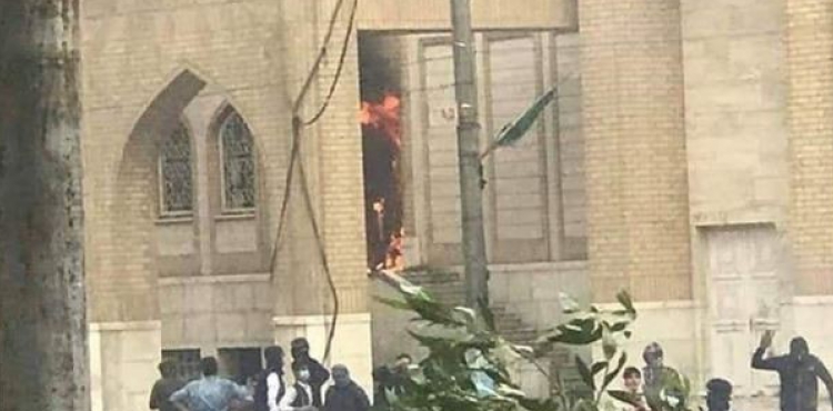 İğtişaşçılar Nəcəfdə iraqlı din alimi Baqir Həkimin məqbərəsinin qapısını yandırıblar (FOTO)