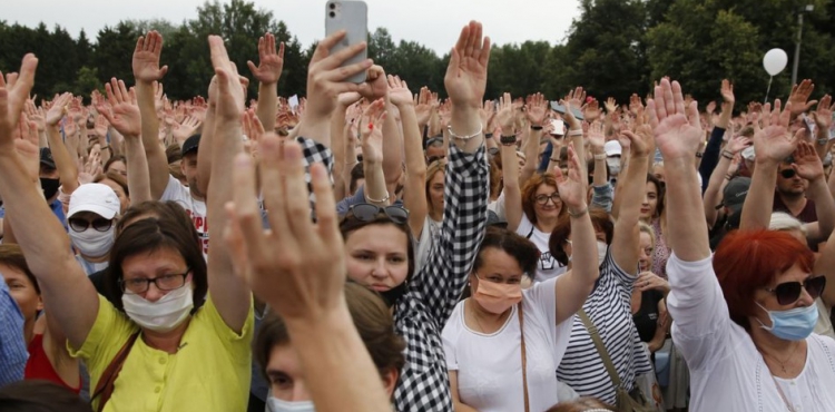 Belarusda nümayişlərdə yüzlərlə insan saxlanılıb